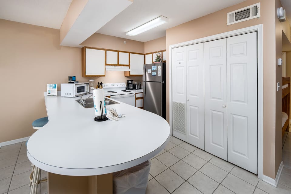 Kitchen - Grab a quick snack or keep the cook company!