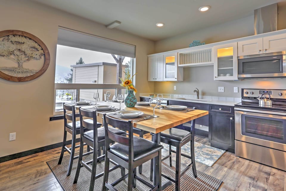 Dining Area | Dishware & Flatware