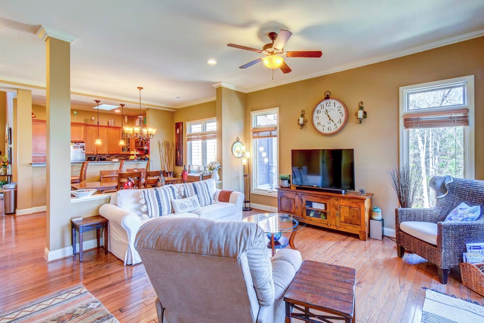 West Union Vacation Rental | 3BR | 4.5BA | 3,200 Sq Ft | 5 Steps Required