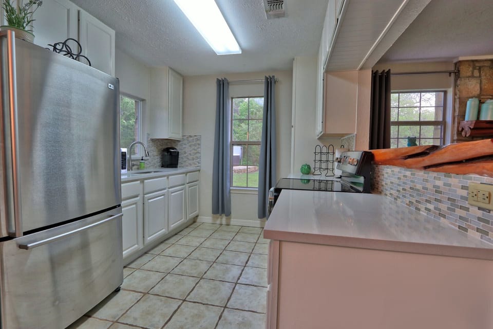 Full equipped kitchen with stove, oven, refrigerator, and microwave