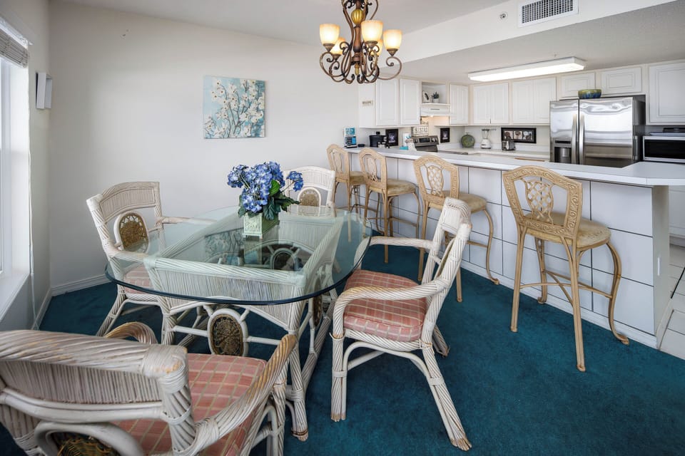 Dining area - With additional seating at the breakfast bar.