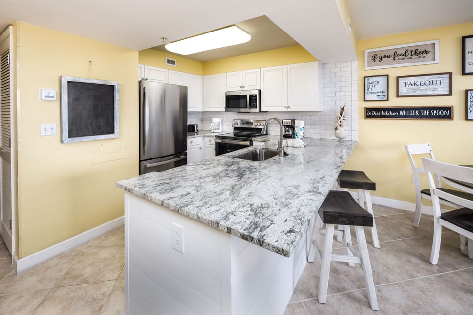 Fully stocked kitchen - The kitchen island is perfect for a quick snack