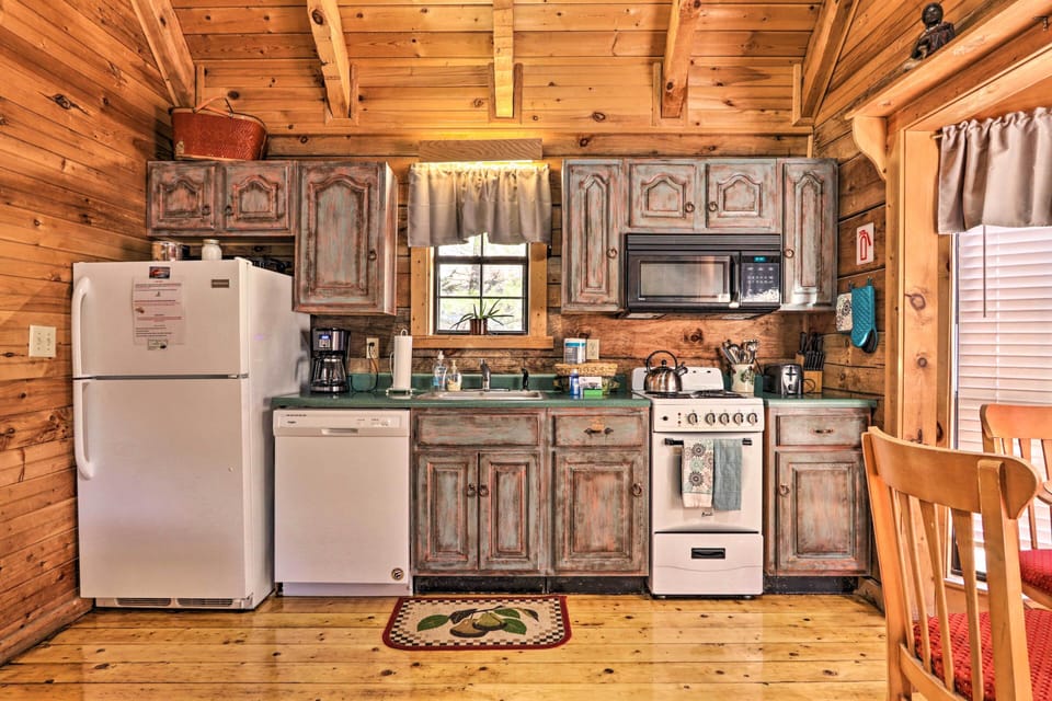 Kitchen | Fully Equipped | Keurig & Drip Coffee Makers | Air Fryer
