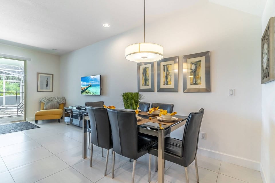 Bright Dining are with seating for 6