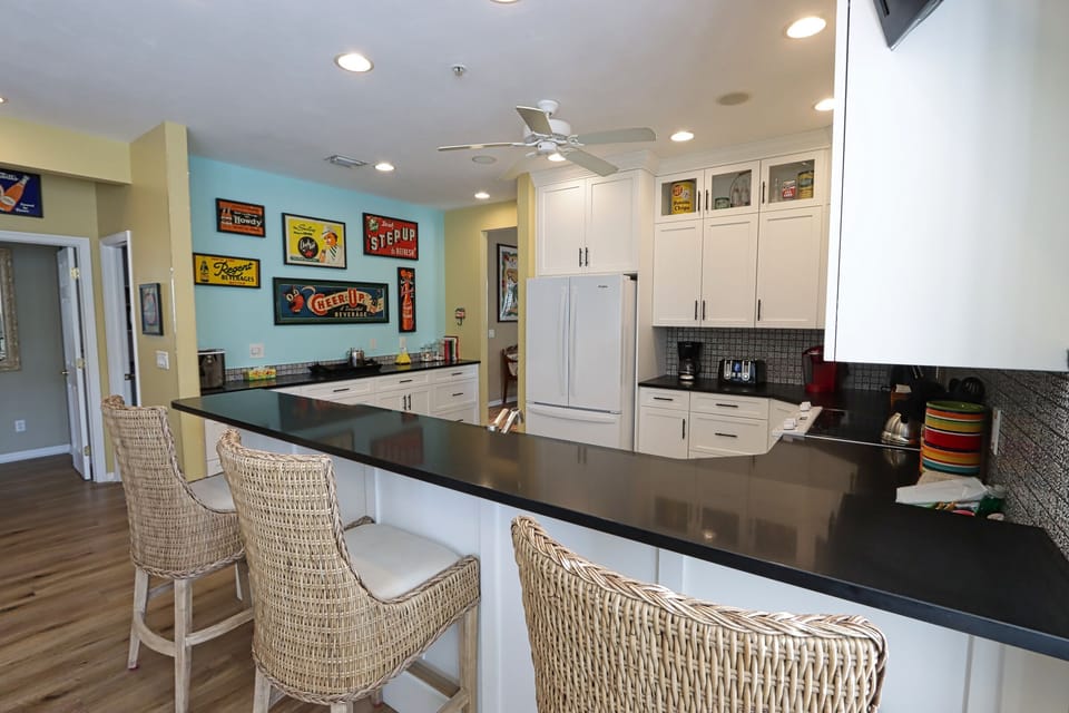 Kitchen with breakfast bar