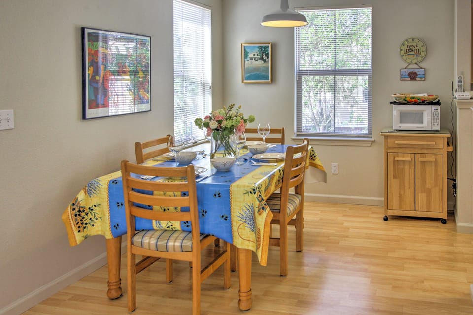 Dining Area | Dishware/Flatware Provided