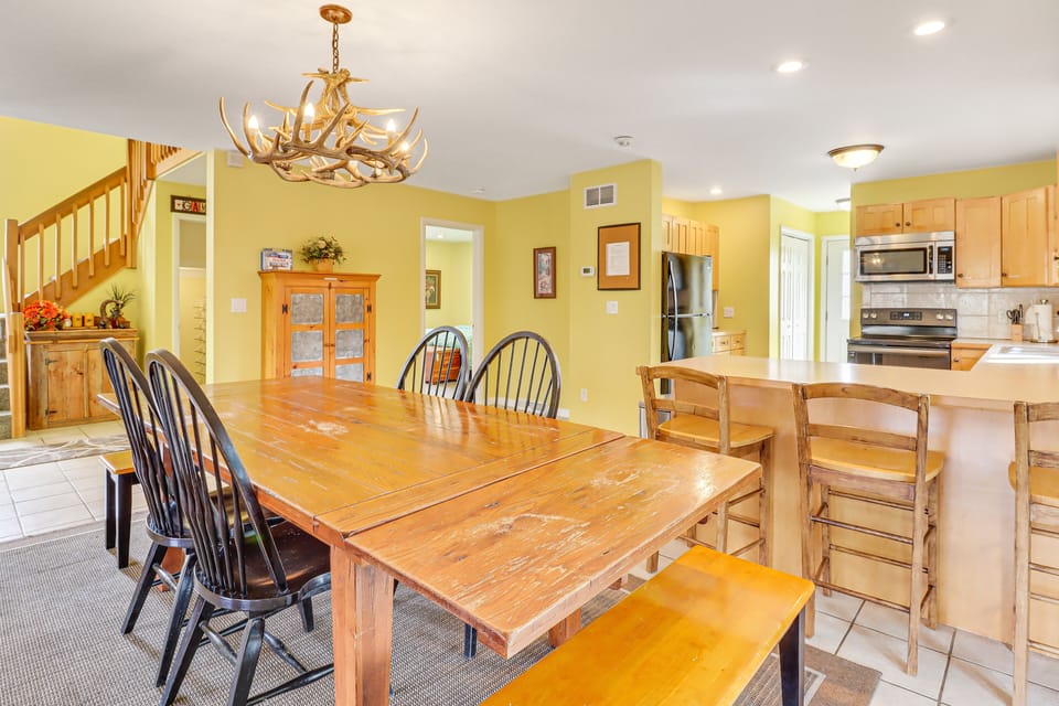 Dining Area | Dishes & Flatware Provided
