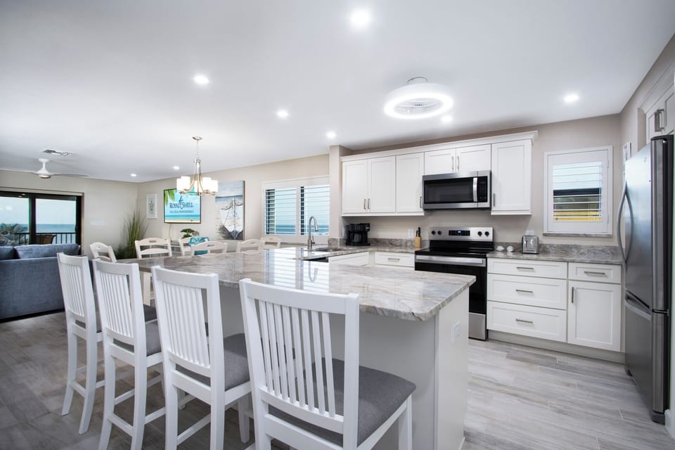 Kitchen with Breakfast Bar