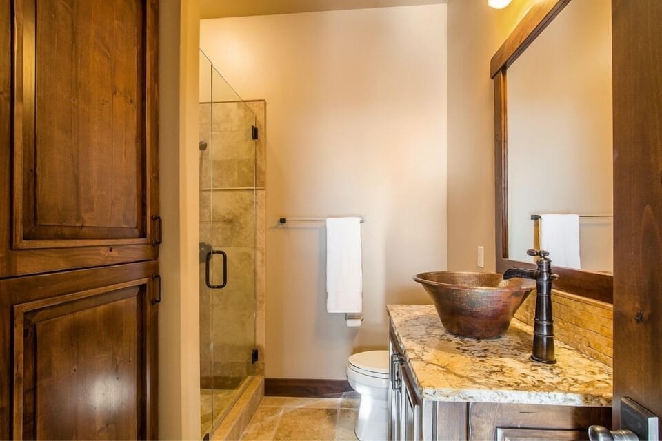 Full Bathroom | Towels Provided