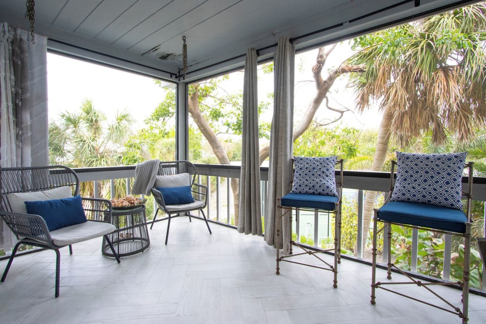 Screened lanai with outdoor dining table
