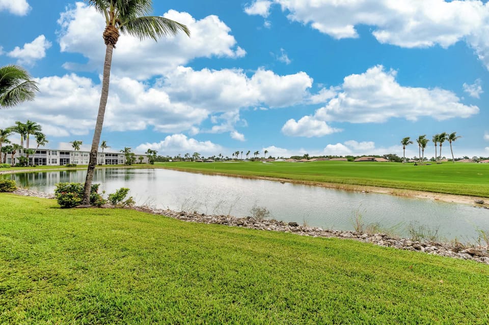 Lake and Golf Views! 2 Championship Golf Course in the Back Yard!