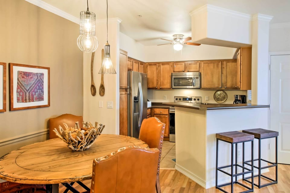 Dining Area | Dishes & Flatware Provided