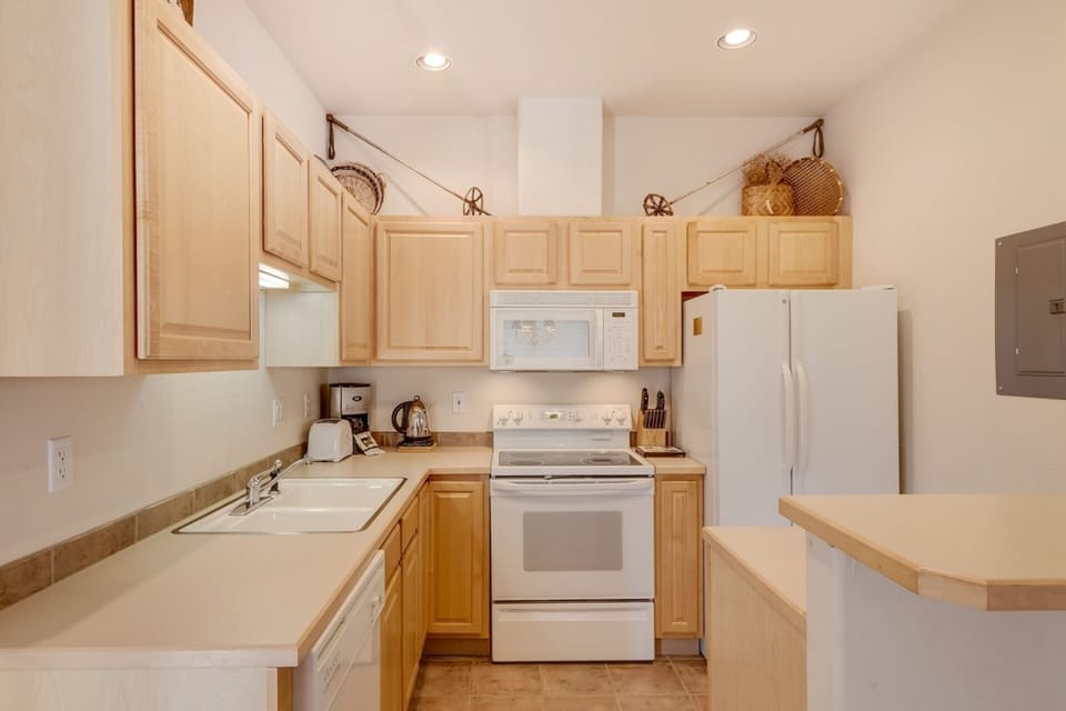 Spacious/Well-equipped Kitchen off of the dining room