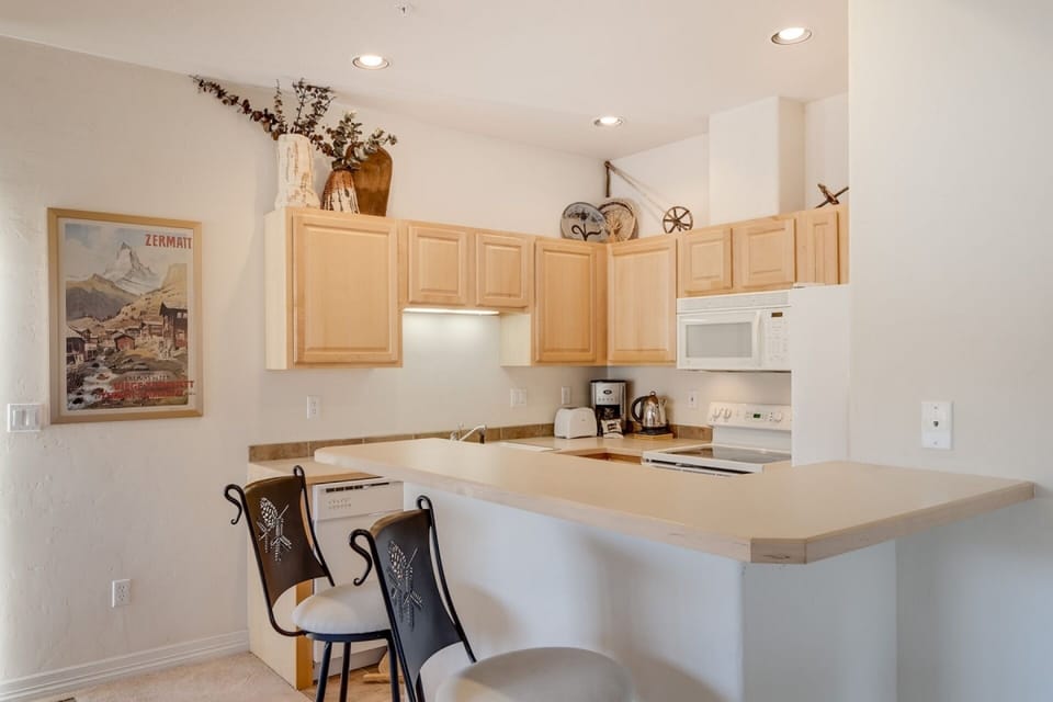 Wrap-around Bar/Bar Stools to Kitchen - Open to Dining Room/Den
