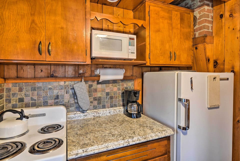 Kitchen | Coffee Maker | Toaster | Complimentary Spices