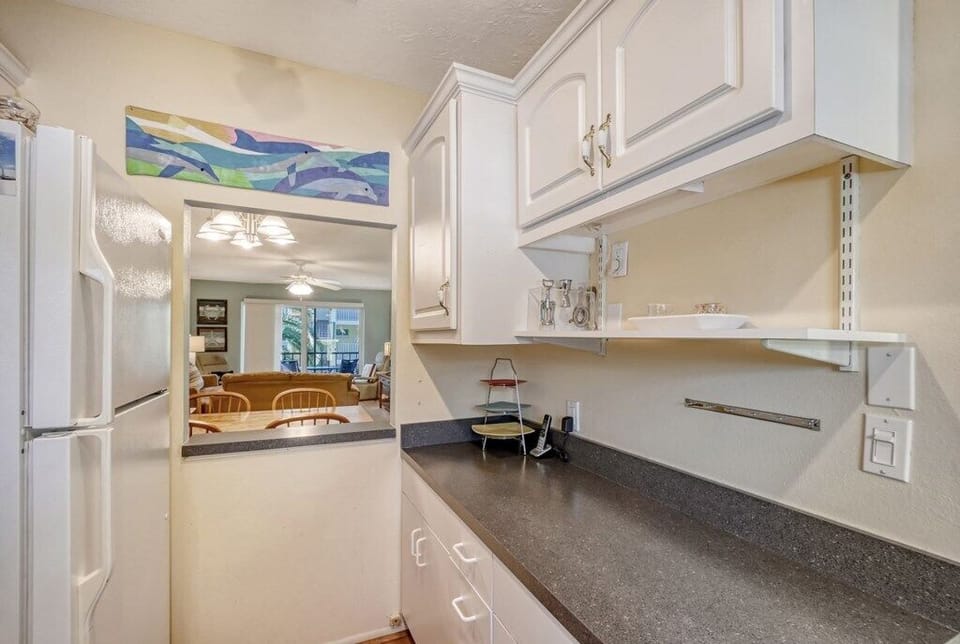 221 Kitchen 2.jpg