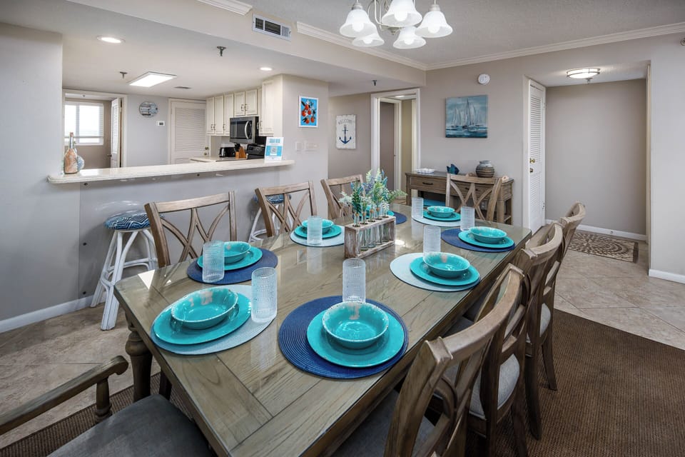 Dining Area - Enjoy table seating for eight and two bar stools at the breakfast bar between the kitchen and dining area so you can enjoy a great family meal!