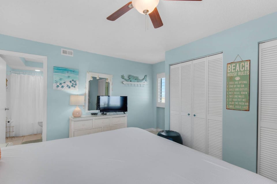 Guest Bedroom: King Sized Bed-Bath with Tub Shower Combo