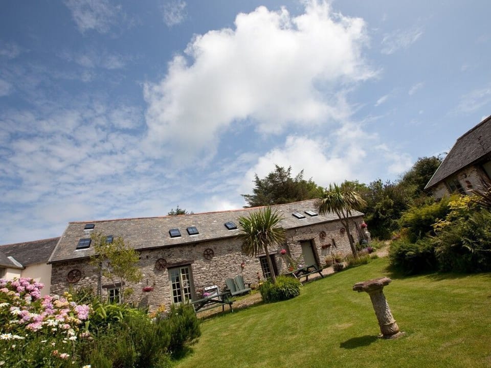 Dolly's Barn with off-road car parking