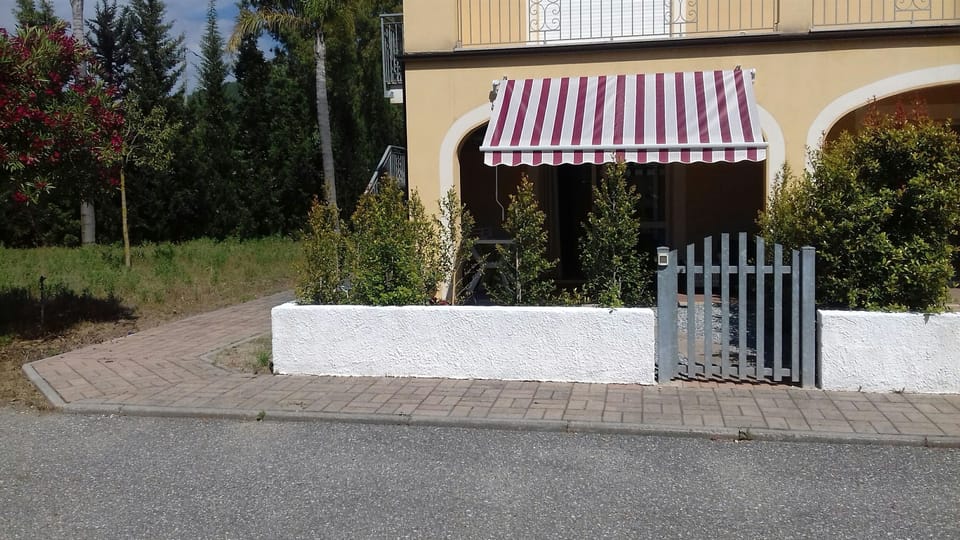 GARDEN FROM STREET LEVEL