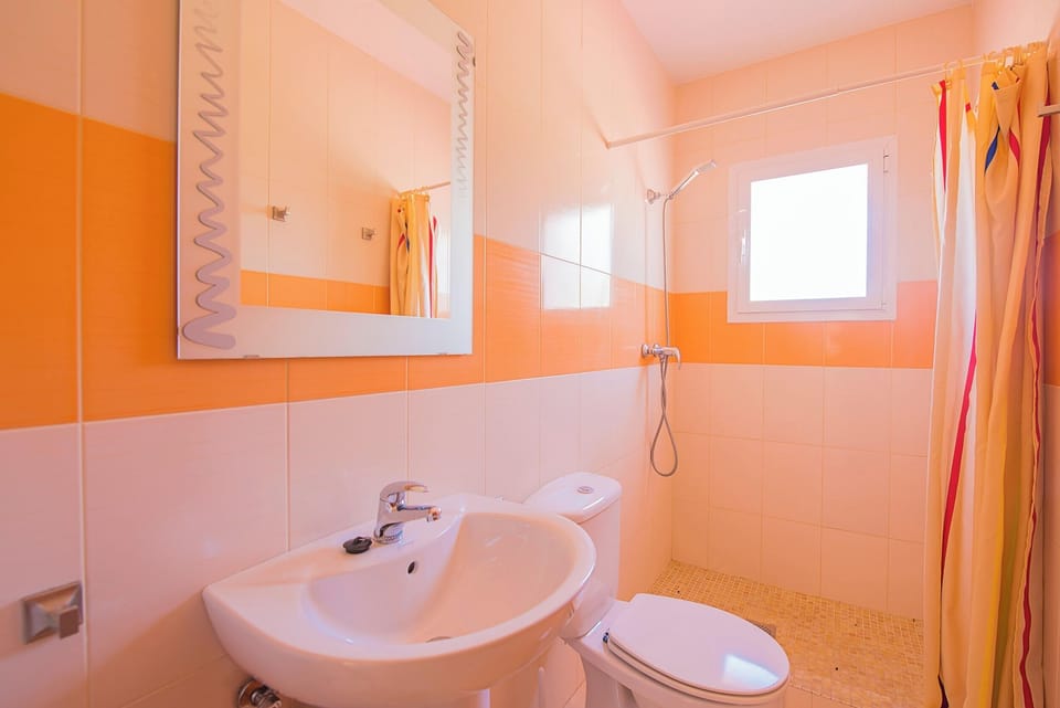 Angenehme Sommervilla mit privatem Pool in Moraira (Costa Blanca) für 14 Personen, mit sieben Schlafzimmern und vier Badezimmern, auf zwei unabhängige Etagen, welche durch Außentreppen verbunden sind.INNENAUSSTATTUNG: Diese Villa besteht aus dem ERDGESCHOSS, in dem sich ein Wohn-Esszimmer mit Zugang zur überdachten Terrasse und zum Pool befindet. Eine voll ausgestattete Küche mit Gasherd und Geschirrspüler. Drei Schlafzimmer, zwei davon mit je zwei Einzelbetten und eines mit einem Doppelbett. Auch gibt es zwei Badezimmer, eines mit Badewanne und das andere mit Dusche. Im OBERGESCHOSS gibt es ein Wohn-Esszimmer mit SAT TV/TDT, vier Schlafzimmer, zwei davon mit je zwei Einzelbetten und zwei mit je einem Doppelbett. Ein Badezimmer mit Badewanne und schließlich ein Badezimmer mit Dusche.AUSSENBEREICH: Großes Grundstück mit einem 10x5 Pool mit Metalltreppe und viel Platz um in den Liegen die Sonne zu geniessen. Es gibt auch einen überdachten Grill um Mahlzeiten im Freien einzunehmen und Parkplatz auf demselben Grundstück für vier Fahrzeuge.LAGE: Nur 900 m bis zum Sandstrand von Moraira und 700 m zu den nächsten Restaurants. Der nächste Supermarkt ist in 1,5 km erreichbar, ebenso das Stadtzentrum von Moraira. Calpe ist 13 km entfernt.BEMERKUNGEN: Es gibt kein Internet. Haustiere bis 12 kg sind gegen Aufpreis erlaubt.