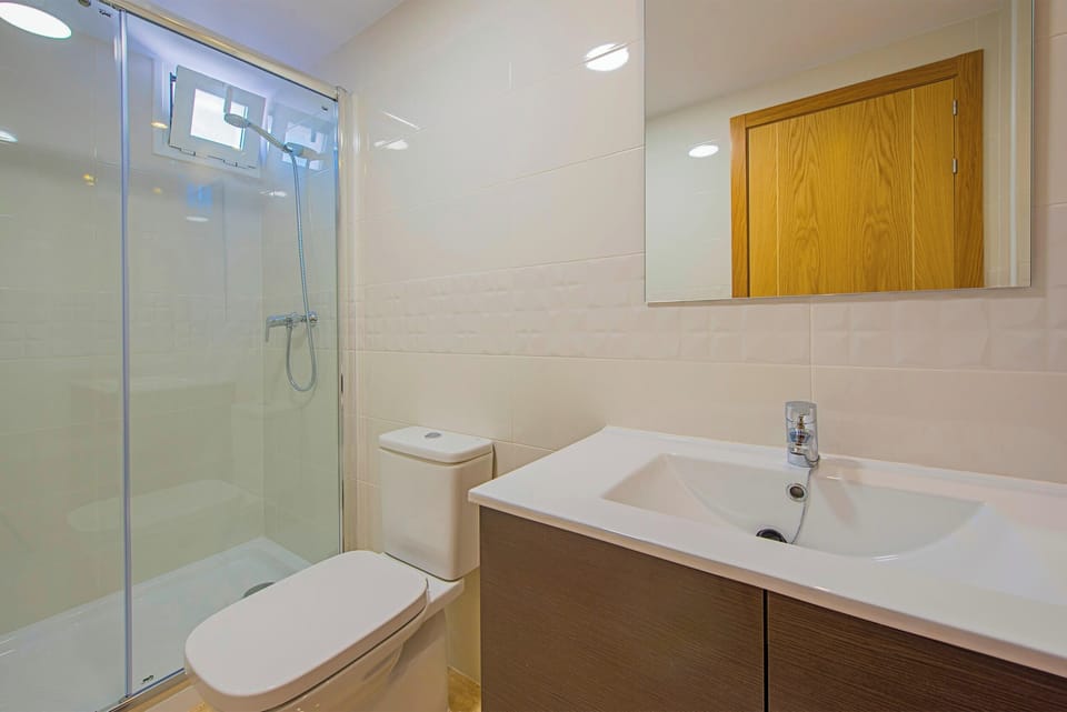 Angenehme Sommervilla mit privatem Pool in Moraira (Costa Blanca) für 14 Personen, mit sieben Schlafzimmern und vier Badezimmern, auf zwei unabhängige Etagen, welche durch Außentreppen verbunden sind.INNENAUSSTATTUNG: Diese Villa besteht aus dem ERDGESCHOSS, in dem sich ein Wohn-Esszimmer mit Zugang zur überdachten Terrasse und zum Pool befindet. Eine voll ausgestattete Küche mit Gasherd und Geschirrspüler. Drei Schlafzimmer, zwei davon mit je zwei Einzelbetten und eines mit einem Doppelbett. Auch gibt es zwei Badezimmer, eines mit Badewanne und das andere mit Dusche. Im OBERGESCHOSS gibt es ein Wohn-Esszimmer mit SAT TV/TDT, vier Schlafzimmer, zwei davon mit je zwei Einzelbetten und zwei mit je einem Doppelbett. Ein Badezimmer mit Badewanne und schließlich ein Badezimmer mit Dusche.AUSSENBEREICH: Großes Grundstück mit einem 10x5 Pool mit Metalltreppe und viel Platz um in den Liegen die Sonne zu geniessen. Es gibt auch einen überdachten Grill um Mahlzeiten im Freien einzunehmen und Parkplatz auf demselben Grundstück für vier Fahrzeuge.LAGE: Nur 900 m bis zum Sandstrand von Moraira und 700 m zu den nächsten Restaurants. Der nächste Supermarkt ist in 1,5 km erreichbar, ebenso das Stadtzentrum von Moraira. Calpe ist 13 km entfernt.BEMERKUNGEN: Es gibt kein Internet. Haustiere bis 12 kg sind gegen Aufpreis erlaubt.