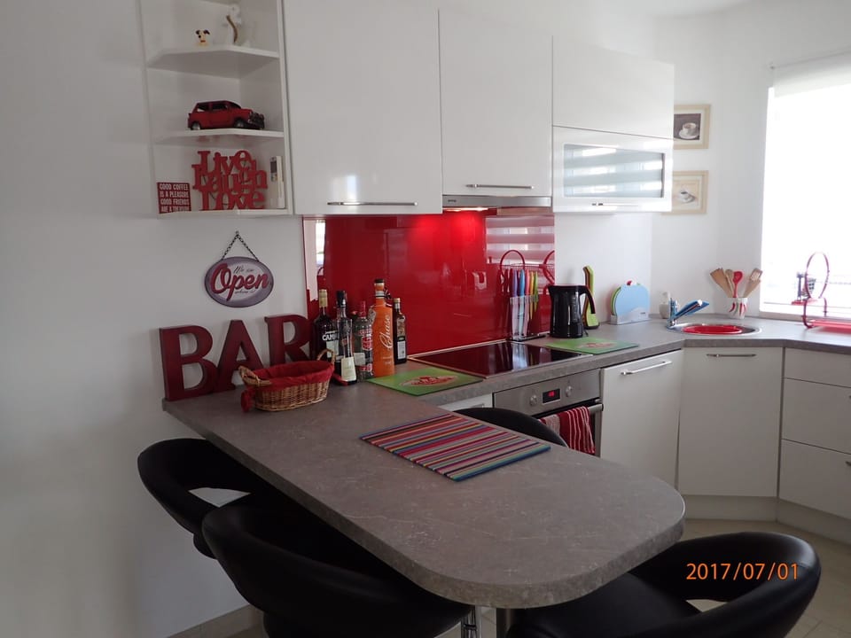 Breakfast bar and kitchen area