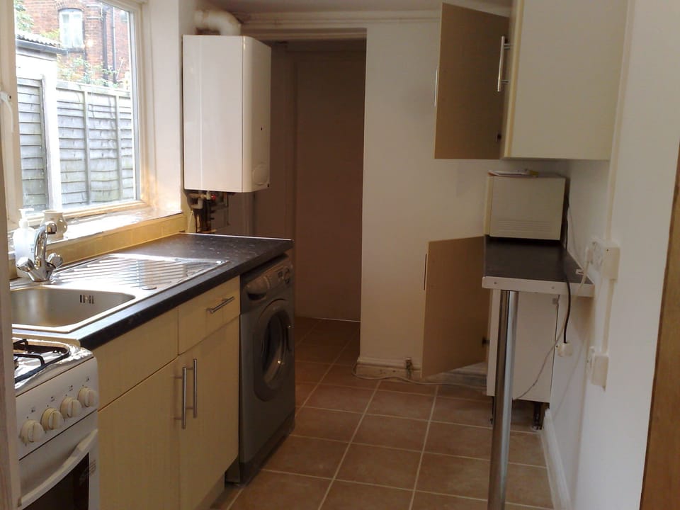 Fitted Kitchen with appliances and plenty utensils