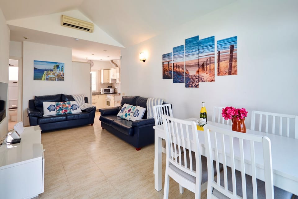 Villa Los Arcos - Lounge & Dining Area
