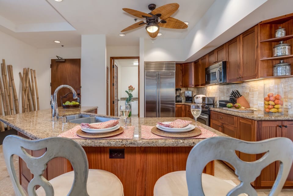 Full Kitchen with Counter Seating