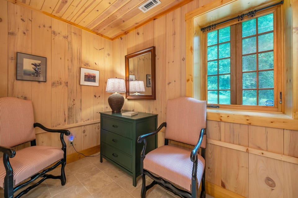 Ground-level bedroom with Twin bed.