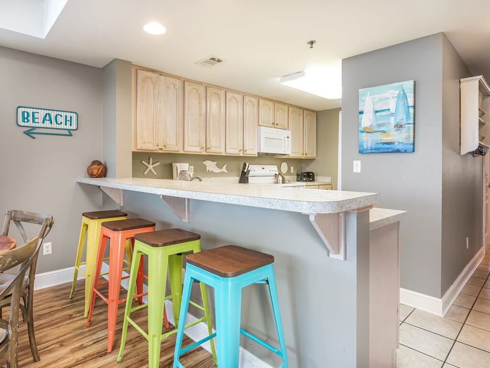 Kitchen - Breakfast Bar Seating for 4