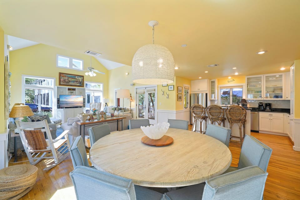 OPEN CONCEPT LIVING AREA DINING ARE AND KITCHEN AREA DOWNSTAIRS