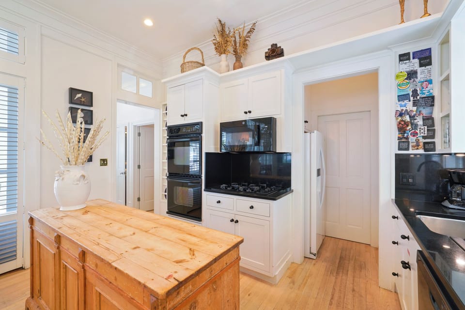 LARGE KITCHEN DIRECTLY OFF OF DINING ROOM AREA