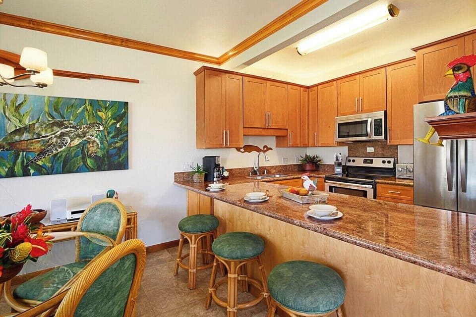 Kitchen and Breakfast Bar - Kahala 614
