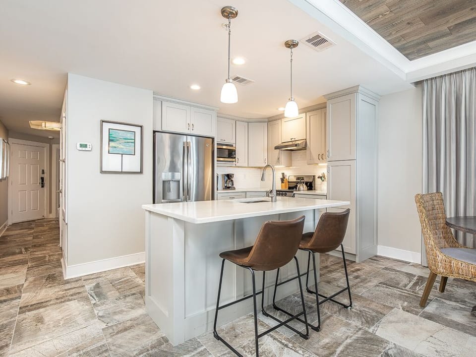 Kitchen w. Breakfast Bar
