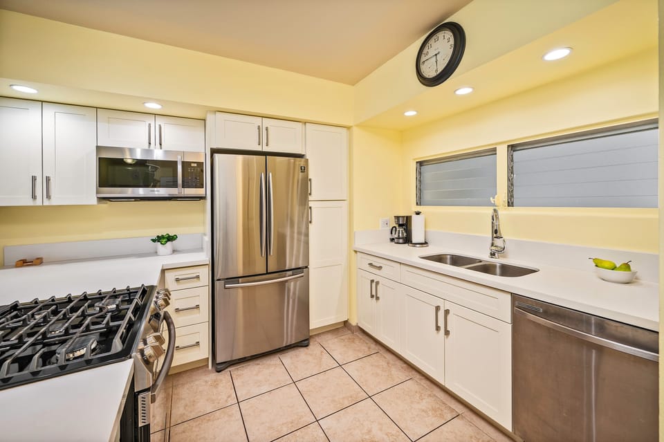 Full Kitchen with Gas stove and Dishwasher - Full Kitchen with Gas stove and Dishwasher