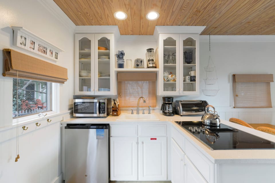 KITCHEN DOWN, UNDER COUNTER FRIDGE, MICROWAVE, ELECTRIC STOVE TO
