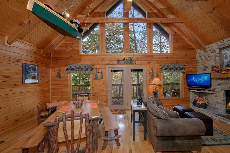 Giant Great Room - Flat screen TV, wifi, & seasonal fireplace use for great ambience!