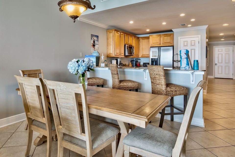 Kitchen Table - 3 extra seating areas at the breakfast bar