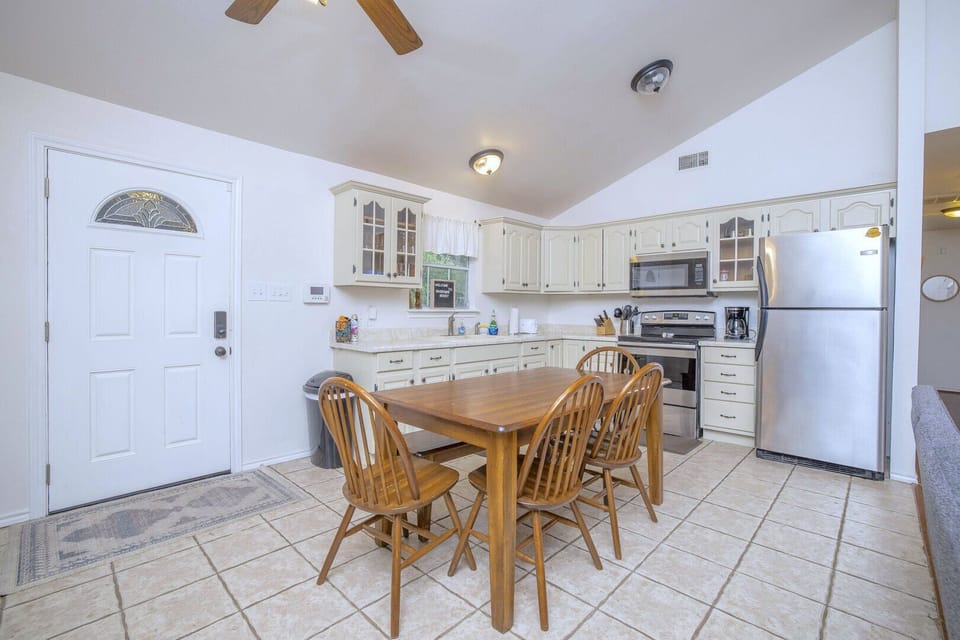 Dine-in kitchen