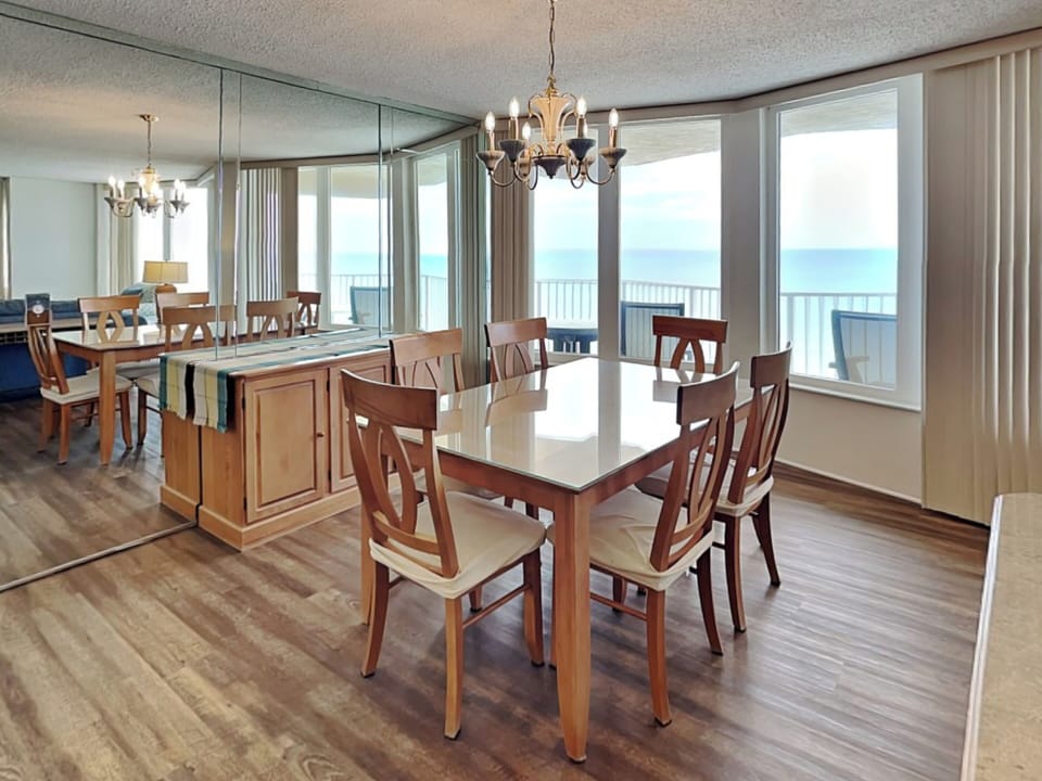 Dining Area - Seating for Six with Ocean Views