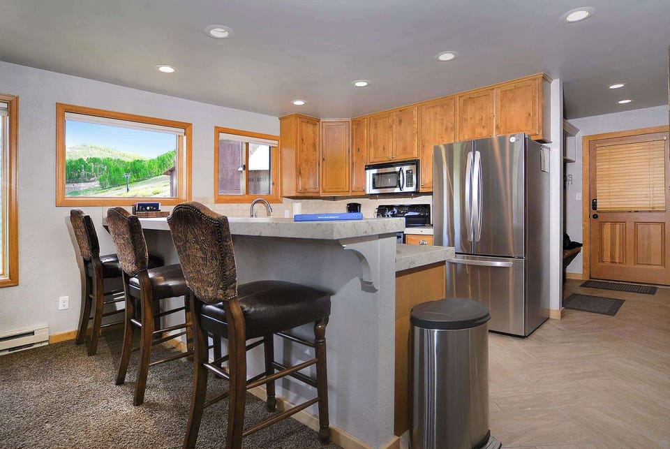 Kitchen w/barstools