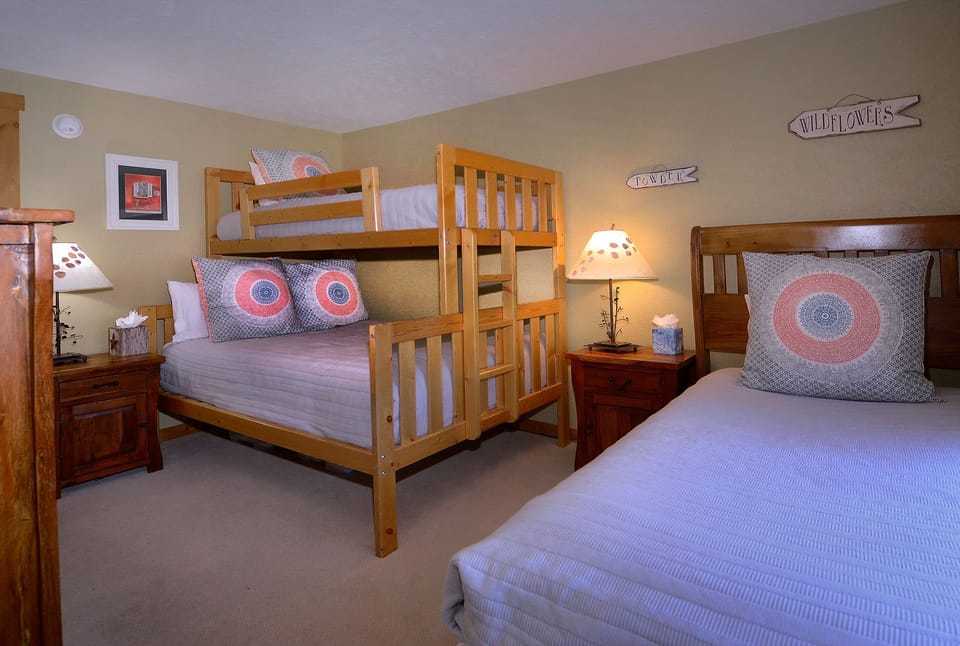 Bunk room w/twin over full & twin