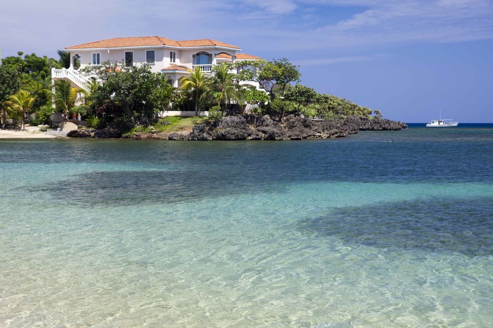 Coral Vista 1 from the crystal clear Caribbean water of Roatan's Half Moon Bay