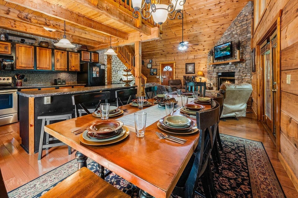 The open layout ensures nobody is left out of the conversation during dinner.