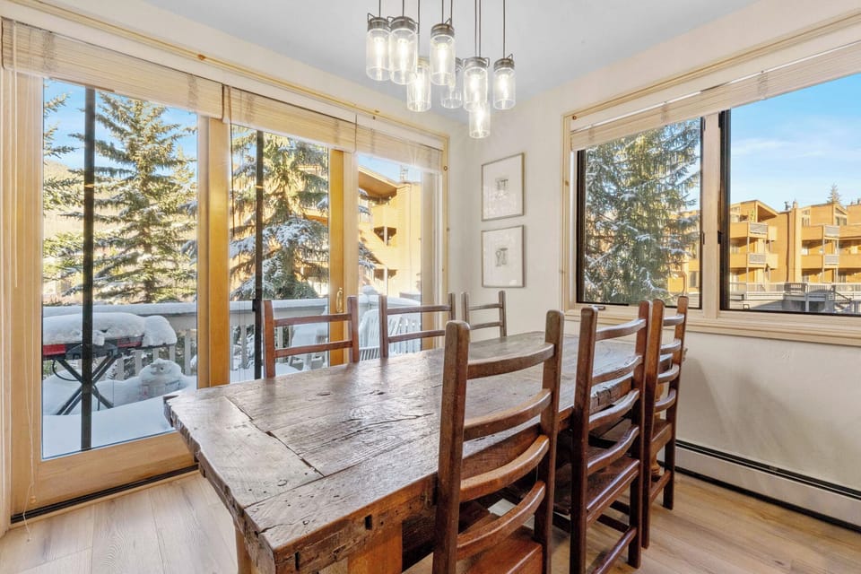 Dining area seating 6.