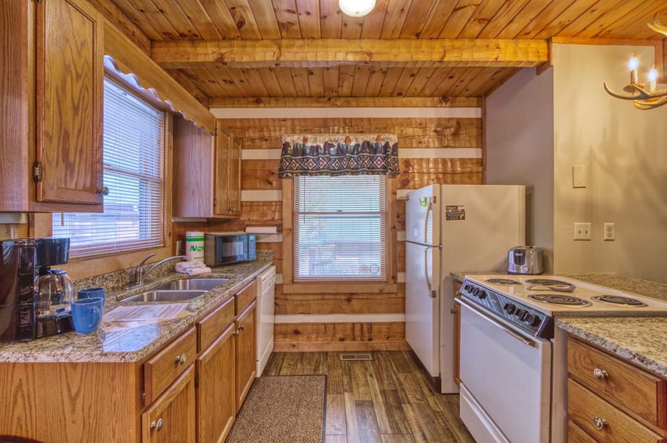Full Kitchen - Granite Countertops & Antler Chandelier top off this fantastic cabin kitchen!