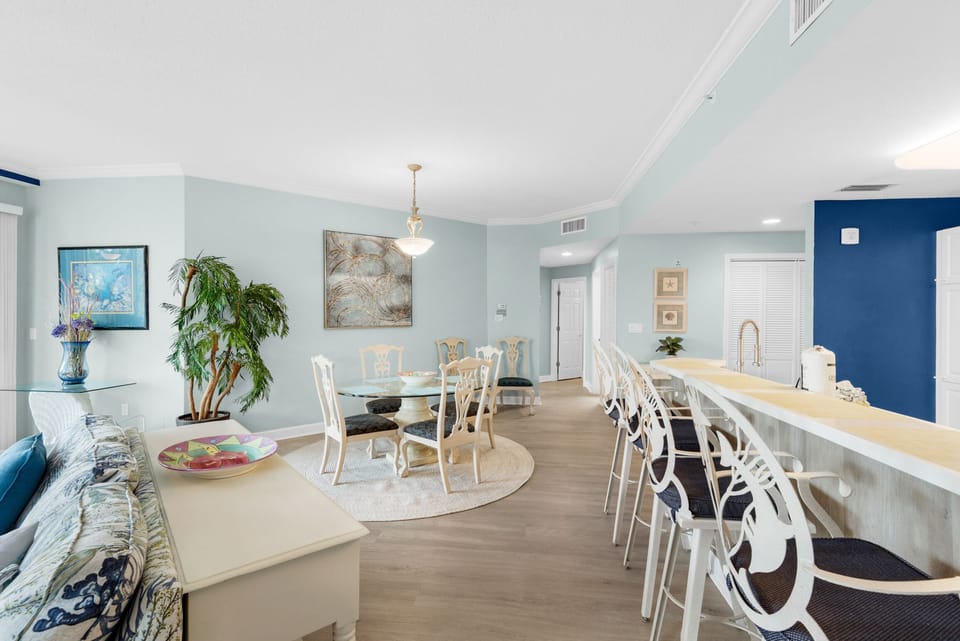 Eat-in bar plus dining table seating