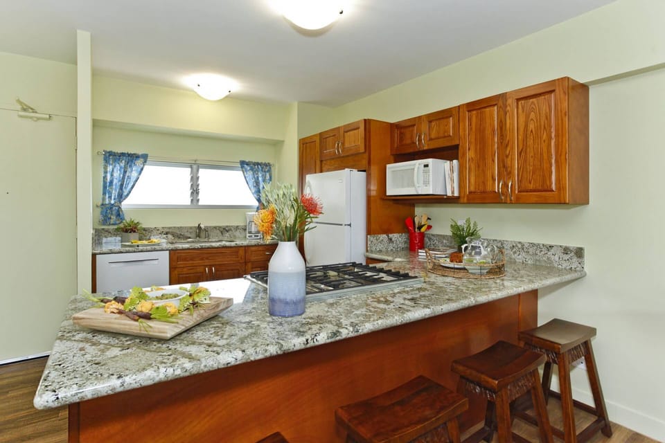 Breakfast bar with 4 bar stools!